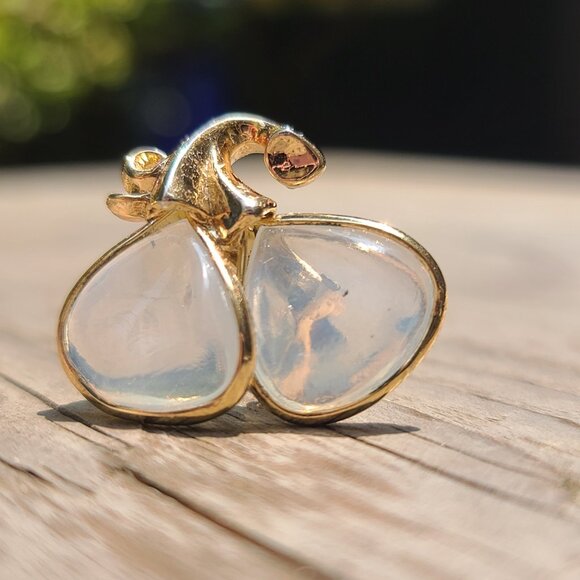 Vintage Crown Trifari Clip-On Earrings Gold Tone Iridescent Opaline Glass Petals - Picture 4 of 8